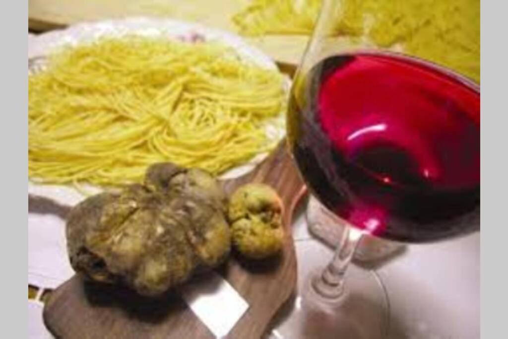 Appartement Ex Ostu Impero: vino, tartufo ed ospitalità à La Morra Extérieur photo