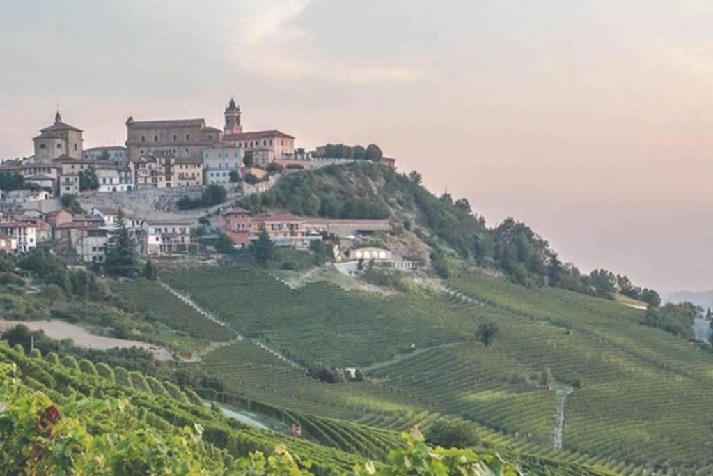 Appartement Ex Ostu Impero: vino, tartufo ed ospitalità à La Morra Extérieur photo